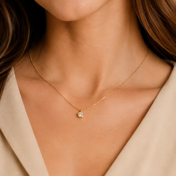 Colar dourado minimal